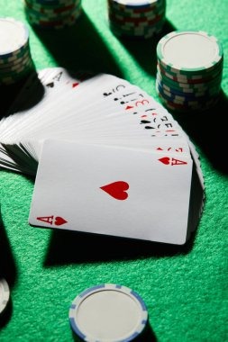 Live Capsa Susun table broadcast showing three hand positions and player arrangement interface