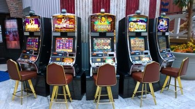 Comparison grid showing Ways of the Qilin, Dragon Tiger, Slots, and 1X2 Market game types on riblox